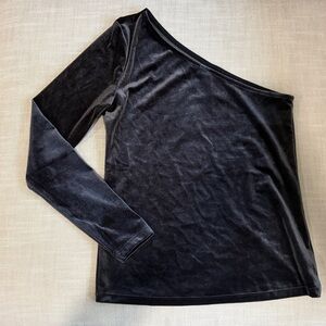 ✨New With Tags✨ Black Velvet One-Shoulder Top
